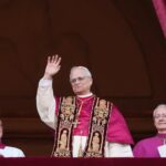 pope-leo-waving-02