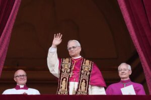 pope-leo-waving-02