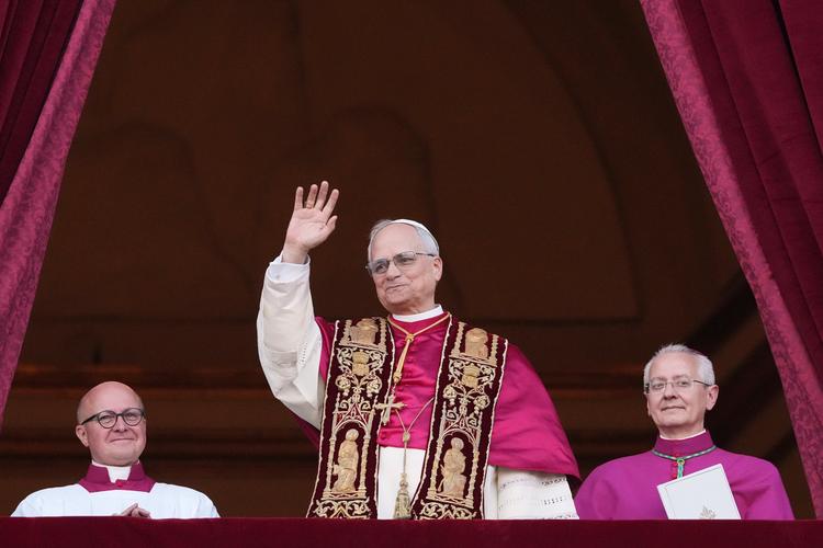 pope-leo-waving-02